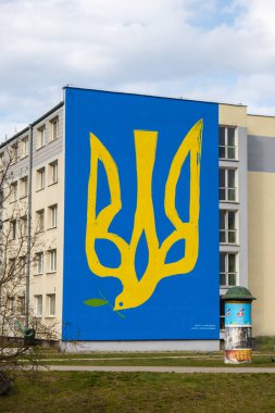 Gdansk Polonya Mart 2022 UKRAINE ulusal amblemi ile barış sembolü GRAFFITI. Ukrayna 'ya dayanışma ve destek göstermek amacıyla Polonya' nın Gdansk Avrupa binasındaki duvar resmi