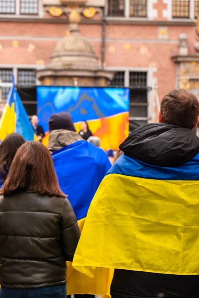 Gdansk Polonya Mart 2022 Savaşa karşı protesto gösterisi. Gdansk Polonya Avrupa 'sında savaş karşıtı Ukrayna bayrağı. Ukrayna 'yı destekle ve yanında ol. Polonya Ukrayna ile dayanışma içinde.