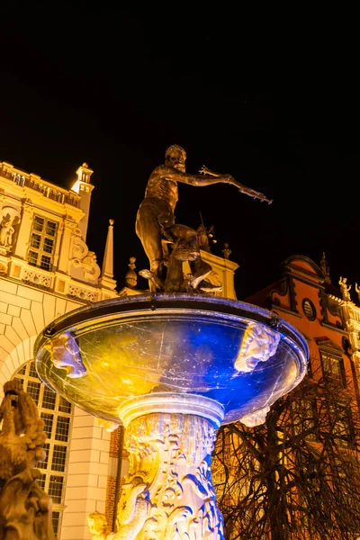 波兰格但斯克2022年3月蓝色古城的海王星喷泉雕像和波兰欧洲格但斯克的乌克兰国旗黄色。支持并与乌克兰站在一起 — 图库照片