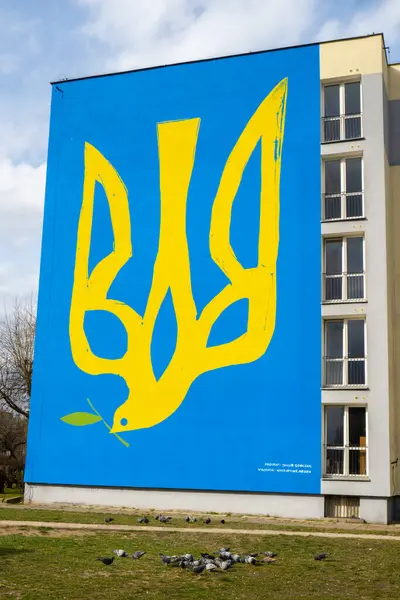 Gdansk Polonia Marzo 2022 UCRANIA emblema nacional con paloma símbolo de la paz en GRAFFITI. Mural pintado en edificio casa Polonia Gdansk Europa para mostrar solidaridad y apoyo con Ucrania — Foto de Stock