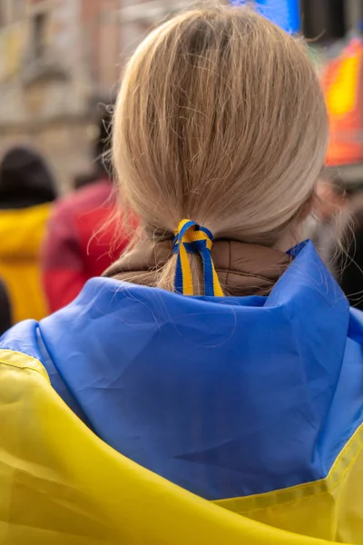Gdansk Polonya Mart 2022 Savaşa karşı protesto gösterisi. Gdansk Polonya Avrupa 'sında savaş karşıtı Ukrayna bayrağı. Ukrayna 'yı destekle ve yanında ol. Polonya Ukrayna ile dayanışma içinde.