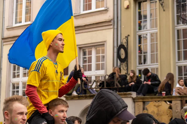 Гданськ Польща Березень 2022 Протести проти війни. Антивоєнна демонстрація українського прапора в Гданській Польщі. Підтримка і підтримка України. Польща в єдності з Україною. — стокове фото