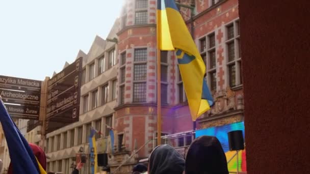 Danzig Polen März 2022 Protestkundgebung gegen den Krieg. Anti-Kriegs-Demonstration ukrainische Flagge in Danzig Polen Europa. Unterstützt und steht an der Seite der Ukraine. Polen solidarisiert sich mit der Ukraine — Stockvideo