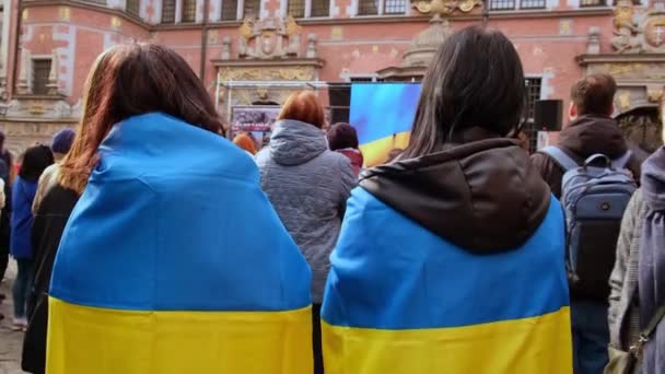 Γκντανσκ Πολωνία Μάρτιος 2022 Διαδήλωση κατά του πολέμου. Αντιπολεμική επίδειξη ουκρανικής σημαίας στο Γκντανσκ της Πολωνίας Ευρώπη. Υποστήριξη και να σταθεί με την Ουκρανία. Πολωνία είναι αλληλέγγυα με την Ουκρανία — Αρχείο Βίντεο