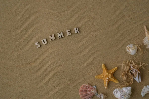 Samenstelling Met Tekst Summer Schelpen Kiezels Model Zandondergrond Blanco Bovenaanzicht — Stockfoto