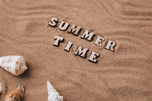 Samenstelling Met Tekst Summer Time Schelpen Kiezels Model Zandondergrond Blanco — Stockfoto