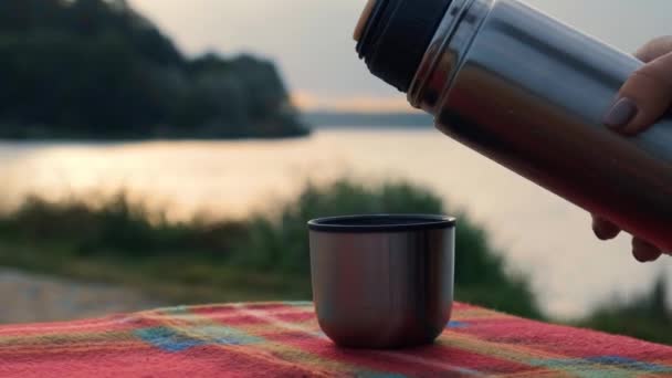 Té caliente que vierte de la taza termo al aire libre en el parque de otoño. Bufanda roja Otoño picnic Termos. — Vídeos de Stock