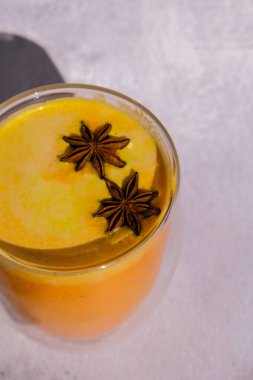 Balkabaklı, baharatlı latte. Anason yıldızları. Baharatlı balkabağı aromalı sonbahar kahvesi mevsimlik sıcak içecek. Cadılar Bayramı ve Şükran Günü için sonbahar içkileri. Vejetaryen sağlıklı diyet yemekleri