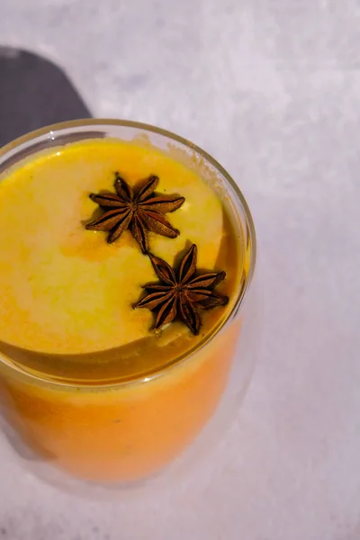 Balkabaklı Baharatlı Latte Anason Yıldızları Baharatlı Balkabağı Aromalı Sonbahar Kahvesi — Stok fotoğraf