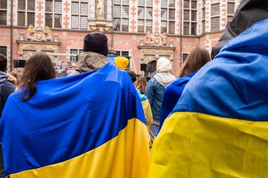 Gdansk Polonya Mart 2022 Savaşa karşı protesto gösterisi. Gdansk Polonya Avrupa 'sında savaş karşıtı Ukrayna bayrağı. Ukrayna 'yı destekle ve yanında ol. Polonya Ukrayna ile dayanışma içinde.