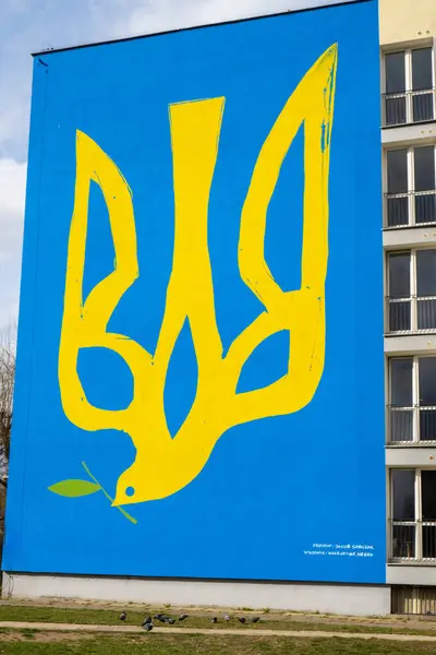 Gdansk Polonia Marzo 2022 UCRANIA emblema nacional con paloma símbolo de la paz en GRAFFITI. Mural pintado en edificio casa Polonia Gdansk Europa para mostrar solidaridad y apoyo con Ucrania — Foto de Stock