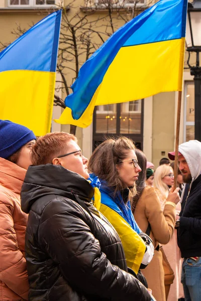 Gdansk Polonya Mart 2022 Savaşa karşı protesto gösterisi. Gdansk Polonya Avrupa 'sında savaş karşıtı Ukrayna bayrağı. Ukrayna 'yı destekle ve yanında ol. Polonya Ukrayna ile dayanışma içinde.