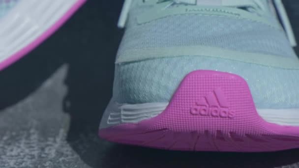 Kiev Ukraina - Oktober 2021 Sepatu modern terbaru Blue and Pink Adidas Running. Tembakan produk. Adidas sepatu lari cepat untuk wanita - editorial ilustratif — Stok Video