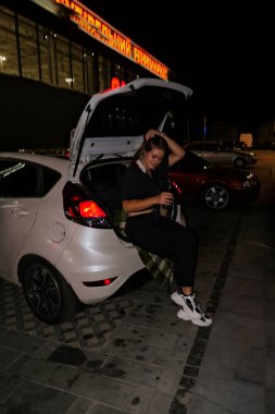 Takılıyoruz. Geceleri otoparkta pizza yiyen sıradan bir kadın. Yaşam tarzı milenyum jenerasyonu z jenerasyonu