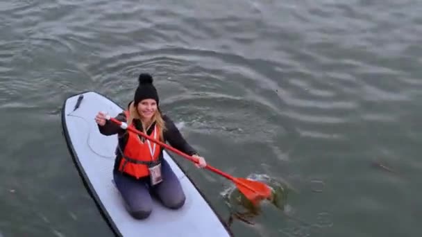 Danzica Polonia Marzo 2022 Gruppo di surfisti di sup stand up paddle board, le donne si alzano remare insieme nella città Motlawa fiume e canale nel centro storico Danzica Polonia. Attrazione turistica Attivo all'aperto — Video Stock