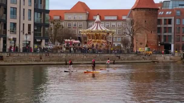 Gdansk Polonya Mart 2022 Sup sörfçüleri grubu ayağa kalkar, kadınlar eski şehir Gdansk Polonya 'da Motlawa nehri ve kanalında birlikte kürek çekerler. Turizm eğlencesi Aktif açık hava — Stok video