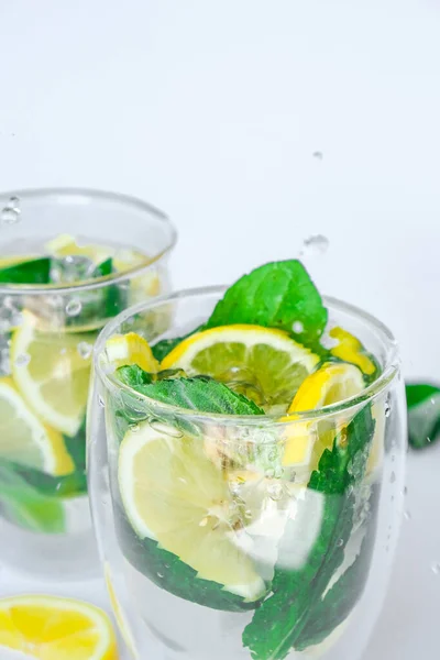 Cocktail Rinfrescante Mojito Bevanda Alcolica Limonata Con Foglie Limone Menta — Foto Stock