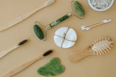 Tarafsız bej arka planda doğal cilt bakım ürünleri, düz yatış. Organik, sıfır atık, eko dostu kozmetik kaplıca arka planı sürdürülebilir yaşam tonları