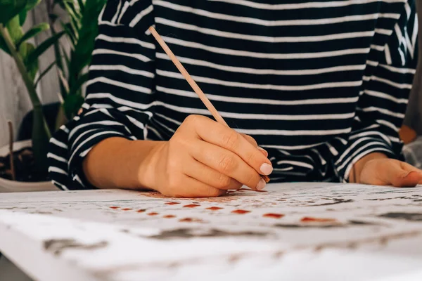 Kadın elleri tuvali boyuyor. Yaratıcı bir hobi. Yeni başlayanlar için resim yapmak. Evde kilitli kalmak için boş zaman aktivitesi, stres önleyici bir fikir. Meditasyon, rahatlama konsepti. Farkındalık canlılık