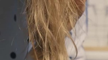 Tarağın üzerinde bir tutam saç var. Saç dökülmesi konsepti. Kadın mevsimlik saç kaybı sorunları. Alopecia saç dökülmesi tedavisi.