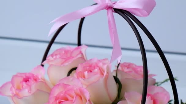 Női virágárus, hogy virágok csokor Virágok elrendezése dobozban által létrehozott virágárus esküvői ajándék. Rózsa rózsa csokor. Virágos munkahely. Ajánlatkérés vagy nászajándék ötlet. — Stock videók