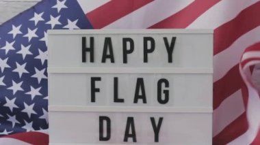 Ağır çekim dalgalanan Amerikan Bayrağı Arkaplanı. Üzerinde 