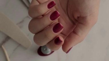Profesyonel Moda Donanım Manikürü. Çivi hazırlama prosedürü. Kızıl sonbahar sonbahar tırnakları. Tırnak içi temizleyicisi. Tırnak törpüsü makası Üst Görünüm Evde kalıp manikür yapsana..
