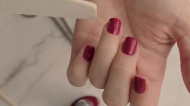 Profesyonel Moda Donanım Manikürü. Çivi hazırlama prosedürü. Kızıl sonbahar sonbahar tırnakları. Tırnak içi temizleyicisi. Tırnak törpüsü makası Üst Görünüm Evde kalıp manikür yapsana..