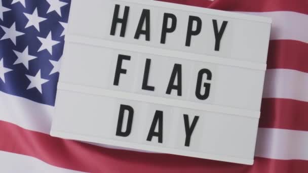 Lassú mozgás hullámzó amerikai zászló háttér. Lightbox szöveggel HAPPY FLAG DAY Flag of the United States of America. Július 4. Függetlenség Napja. Amerikai hazafiasság nemzeti ünnep. Amerikai büszke.. — Stock videók