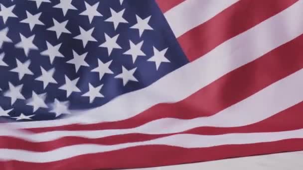Slow motion zwaaiende Amerikaanse vlag achtergrond. Vlag van de Verenigde Staten. 4 juli Onafhankelijkheidsdag. USA patriottisme nationale feestdag. Usa trots. — Stockvideo