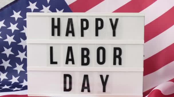 4k κυματίζει αμερικανική σημαία φόντο. Φωτεινό κουτί με κείμενο Happy Labor Day Σημαία των Ηνωμένων Πολιτειών της Αμερικής. 4η Ιουλίου Ημέρα Ανεξαρτησίας. ΗΠΑ πατριωτισμός εθνική εορτή. Ο Ούσα περήφανος. — Αρχείο Βίντεο