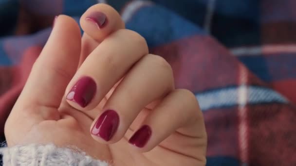 붉은 여성의 손톱처럼 요. 현대의 아름다운 매니큐어. 가을의 겨울 손톱 디자인은 미처리의 개념이다. 못을 박아. 피부 관리. — 비디오
