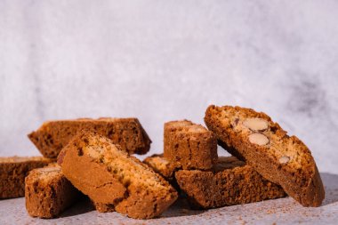 Biscotti Cantuccini Bisküvileri ve bademli kurabiyeler. Sağlıklı beslenme. Ev yapımı taze İtalyan kurabiyeleri cantuccini rafları ve organik badem tohumları. Vegan Diyet Vejetaryen