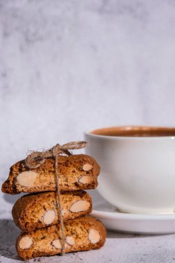 Beyaz kahve ve geleneksel İtalyan usulü cantuccini kurabiyeleri. Biscotti Cantuccini Bisküvileri ve bademli kurabiyeler. Sağlıklı beslenme