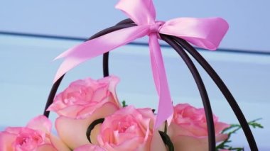 Çiçekçi kadın çiçek buketi hazırlıyor. Çiçekçi düğün hediyesinin hazırladığı kutuda. Gül buketi. Çiçekçi işyeri. Teklif ya da düğün hediyesi fikri..