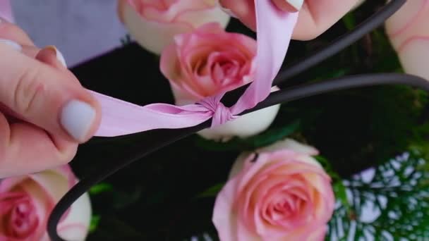 Vrouw bloemist het maken van bloemen boeket Bloemen arrangement in doos gemaakt door bloemist huwelijksgeschenk. Rozen boeket. Bloemist werkplek. Aanzoek of huwelijksgeschenk idee. — Stockvideo