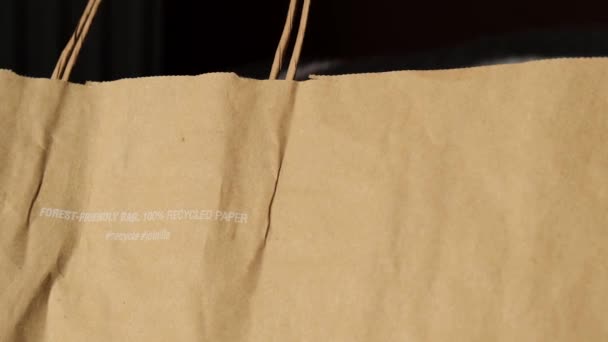 Forest friendly bag Sacchetto di carta marrone che è 100 spbd riciclabile e riutilizzabile. Chiede all'utente di riciclare e riutilizzare questa borsa come forma di imballaggio. Simbolo indica carta e cartone. Concetto — Video Stock