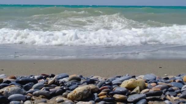 Balansowanie na oceanicznej plaży. Piramida kamieni na piaszczystym brzegu. Stabilny stos lub stos w miękkiej ostrości z bokeh, zbliżenie. Zen równowaga, minimalizm, harmonia i pokój — Wideo stockowe