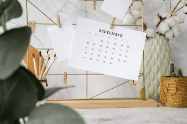 EYLÜL CALENDAR Kart ve posterleri şebeke panosundaki gibi. Uzayı kopyala Merkez ofis masaüstü. Serbest blog yazarlarının işyeri. Fırçalar ve palet araçları yaratıcı