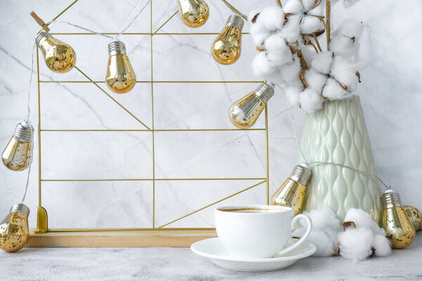 Интерьер Белого кабинета, работа блогеров. Чашку кофе. Доска настроения. Хлопчатобумажные ветки в вазе, внутреннее убранство. Женское украшение кабинета хипстера. Свободное рабочее место