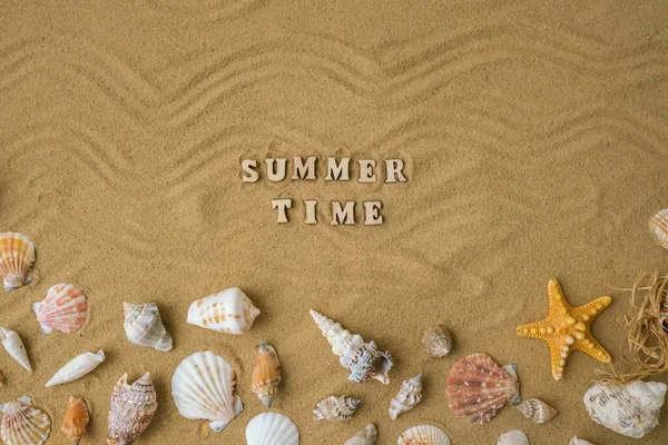Komposition Mit Text Sommer Time Muscheln Kieselsteine Attrappe Auf Sandgrund — Stockfoto