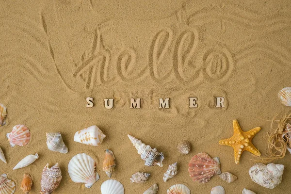 Összetétel Szöveggel Hello Summer Kagylók Kavicsok Mockup Homok Háttér Üres — Stock Fotó