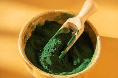 Mavi-yeşil yosun klorella ve bambu eko kasesinde spirulina tozu. Süper toz kaşıkta. Detox süper yiyecekler. Doğal yosun takviyesi