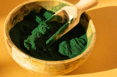 Mavi-yeşil yosun klorella ve bambu eko kasesinde spirulina tozu. Süper toz kaşıkta. Detox süper yiyecekler. Doğal yosun takviyesi