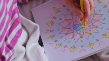 Stresle savaşmak için kadın mandalaları boyuyor. Rahatlama hobisi zihinsel refah ve sanat terapisi. Kadın eskiz çiziyor, boyama sayfalarının meditasyonunu yapıyor. Kendini ifade etme sanatı 4k 