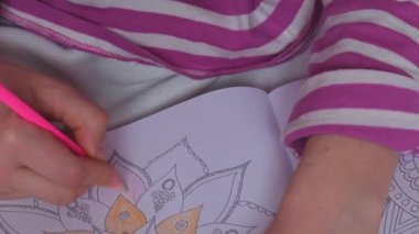 Stresle savaşmak için kadın mandalaları boyuyor. Rahatlama hobisi zihinsel refah ve sanat terapisi. Kadın eskiz çiziyor, boyama sayfalarının meditasyonunu yapıyor. Kendini ifade etme sanatı 4k 