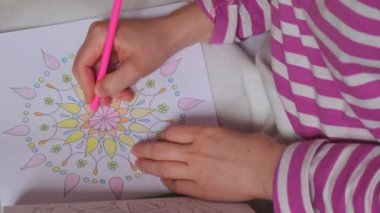 Stresle savaşmak için kadın mandalaları boyuyor. Rahatlama hobisi zihinsel refah ve sanat terapisi. Kadın eskiz çiziyor, boyama sayfalarının meditasyonunu yapıyor. Kendini ifade etme sanatı 4k 
