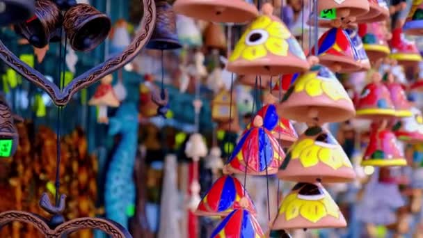 Artisanat en céramique vendu dans les magasins vendus à Sopot Pologne. Cadeaux de voyage souvenirs sincères. Des cloches d'argile pendent sur une corde. Profondeur de champ faible — Video