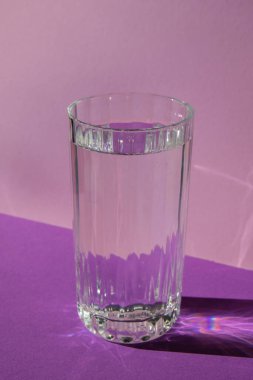 Yüksek kalite fotoyaratıcı, köşegen, izometrik projeksiyon mor arka planda cam gibi bir hayat. Metin için alanı kopyala