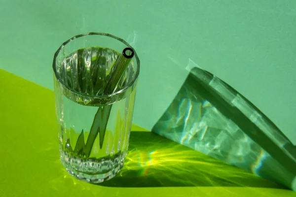 유리로 된 미끄럼틀을 초록색 배경에 물 과 함께 재사용 할 수있다 . Eco-Friendly Drinking Straw Set with clean brush. 낭비없는 플라스틱 무료 개념 — 스톡 사진